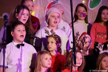 Miklavžev koncert na Osnovni šoli Toma Brejca napolnil telovadnico do zadnjega kotička (20)